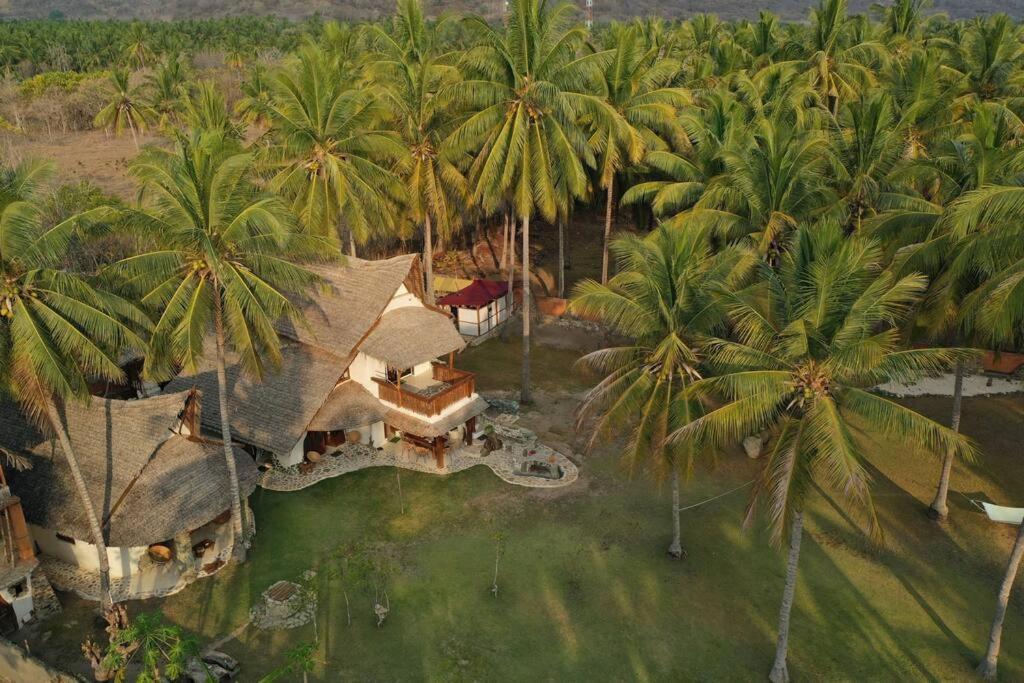 Beach-Front Sumbawa Surf House Lemonga Eksteriør bilde